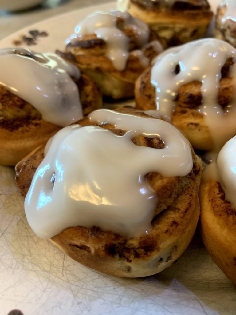 air fryer cinnamon rolls are so easy to make
